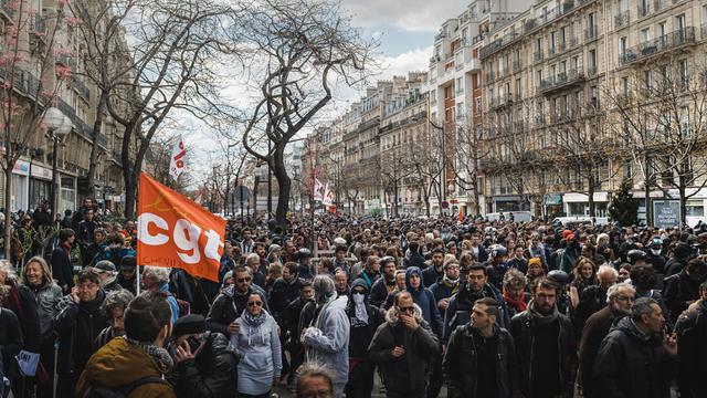 Entre 17'000 et 70’000 personnes, selon les sources, étaient présentes dans le cortège parisien du 1er mai. [AFP - Simon Guillemin/Hans Lucas]