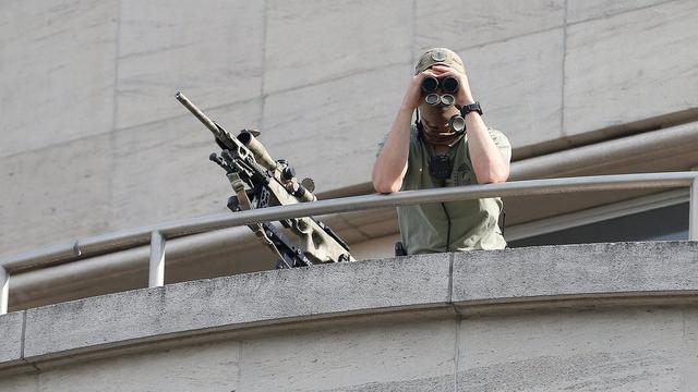 Un militaire surveille les alentours de la cathédrale où se trouve la famille royale. [EPA/Laurent Dubrule]