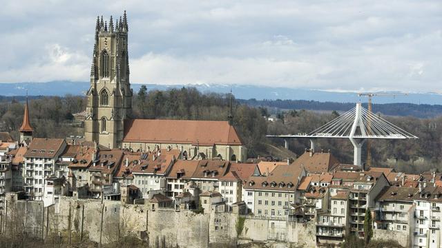 Le chantier du pont de la Poya et la Cathedrale Saint-Nicolas de Fribourg, photographiés en mars 2013. [Jean-Christophe Bott]