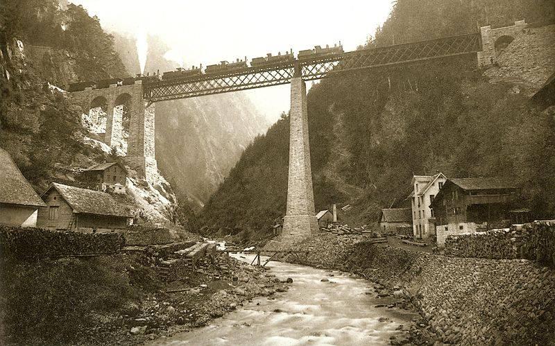 Le pont sur le Chärstelenbach menant au premier tunnel ferroviaire du Gothard
