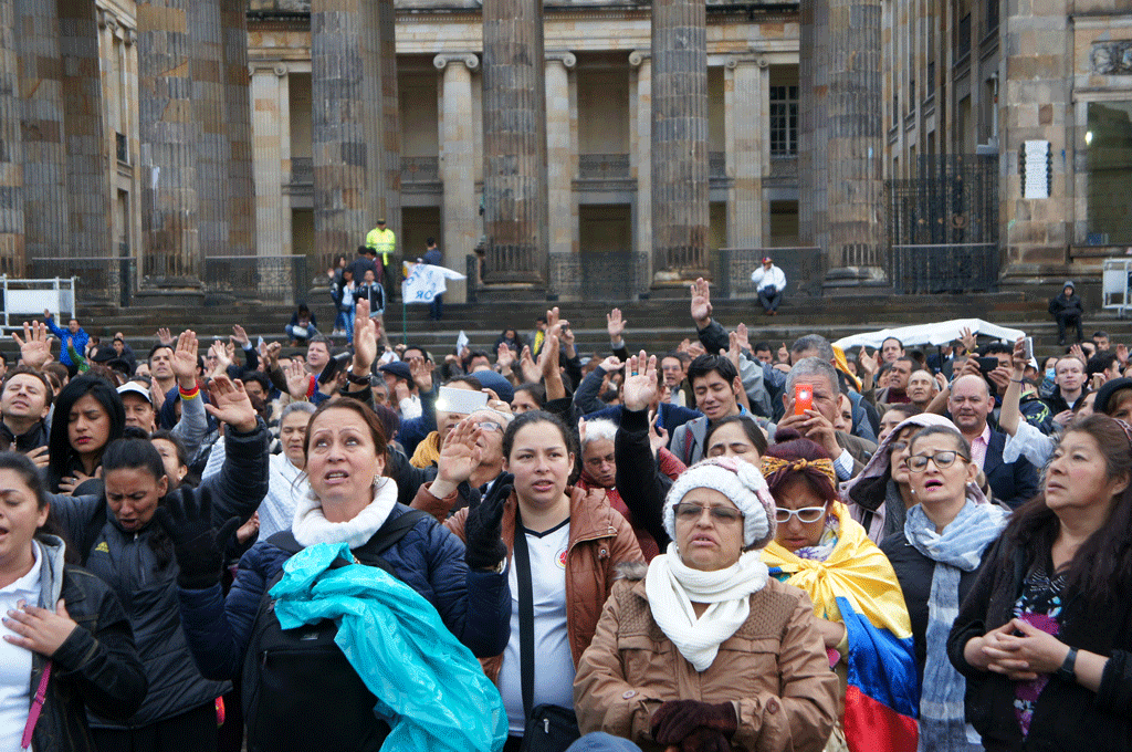 Les membres d'une église colombienne prient pour la paix. [AFP - Tugrul Cam]