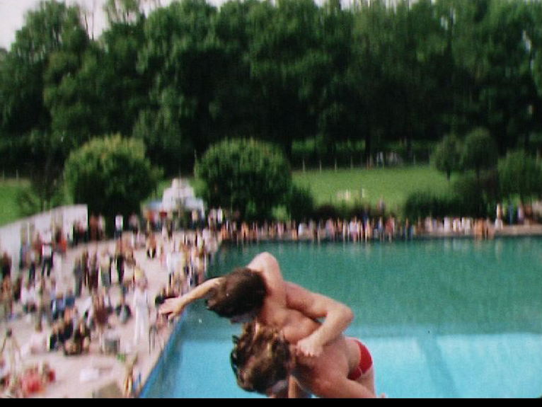 Plongeons acrobatiques à la piscine de la Chaux-de-Fonds en 1981. [RTS]