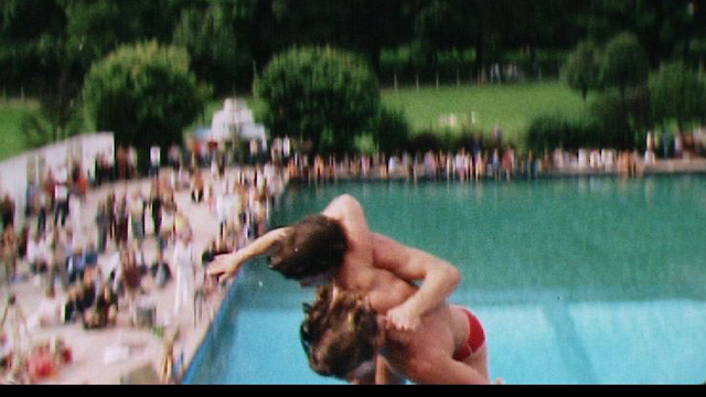 Plongeons acrobatiques à la piscine de la Chaux-de-Fonds en 1981. [RTS]