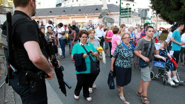 Un dispositif exceptionnel de sécurité a été mis en place à Lourdes cette année pour l'Assomption. [KEYSTONE - AP Photo/Bob Edme]