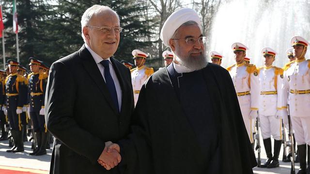 Johann Schneider-Ammann a été reçu avec les honneurs militaires par le président iranien Hassan Rohani à Téhéran. [EPA/IRANIAN PRESIDENTIAL OFFICE]