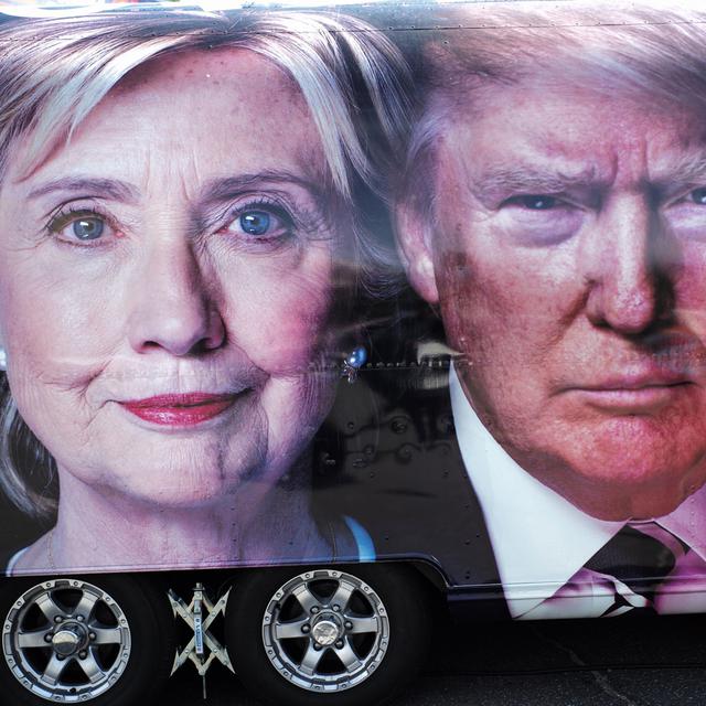 Un bus TV à l'effigie des deux candidats. [AFP - Jewel Samad]