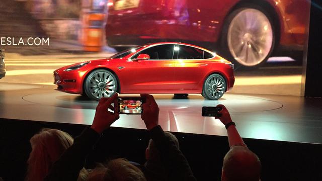 Tesla présente son Model 3, la voiture électrique destinée au grand public, le 31 mars. [AP Photo / Keystone - Justin Prichard]