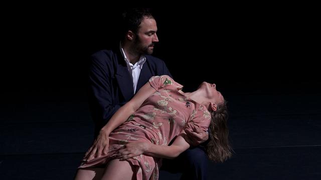 Anne Teresa De Keersmaeker, avec l'Ensemble Ictus, dans "Vortex Temporum" lie la musique de Gérard Grisey. [vidy.ch - Anne Van Aerschot]