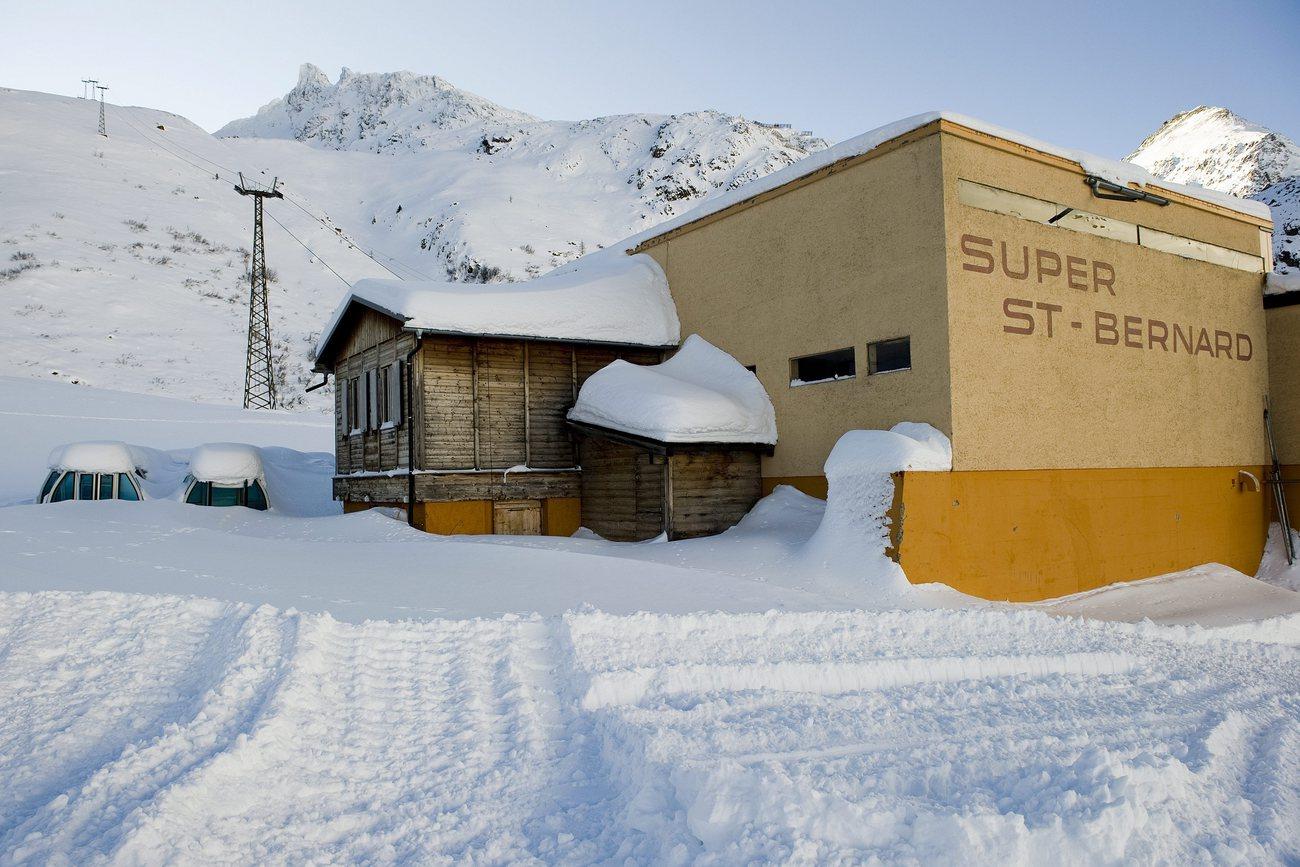 La station de ski du Super-Saint-Bernard en décembre 2011, un an après sa fermeture. [KEYSTONE - Jean-Christophe Bott]
