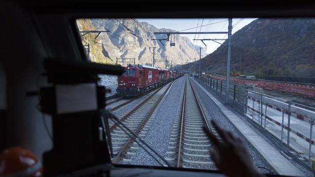 Le trafic de marchandises profitera du nouveau tunnel de base du Gothard. [Keystone - Gaetan Bally]