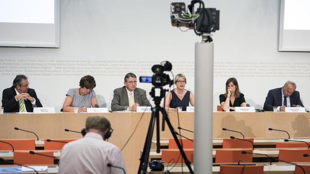 Les représentants de la coalition pour la nouvelle loi sur le renseignement, mardi à Berne. [KEYSTONE - Peter Schneider]