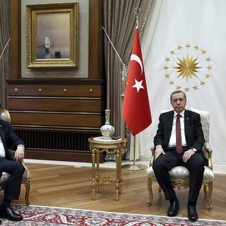 Recep Tayip Erdogan (à droite) avec son Premier ministre Ahmet Davutoglu, lors d'une réunion de crise ce lundi 14 mars 2016, au lendemain de l'attentat d'Ankara.