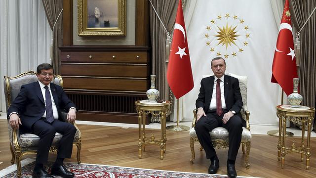 Recep Tayip Erdogan (à droite) avec son Premier ministre Ahmet Davutoglu, lors d'une réunion de crise ce lundi 14 mars 2016, au lendemain de l'attentat d'Ankara.