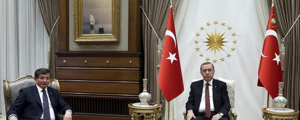 Recep Tayip Erdogan (à droite) avec son Premier ministre Ahmet Davutoglu, lors d'une réunion de crise ce lundi 14 mars 2016, au lendemain de l'attentat d'Ankara.