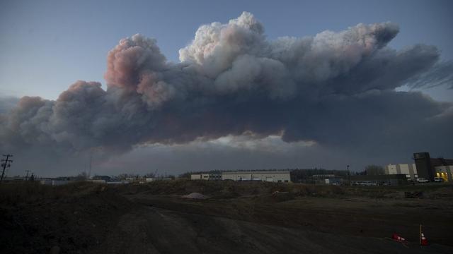 Wood Buffalo voit les flammes se rapprocher dangereusement. [EPA/Chris Schwarz]