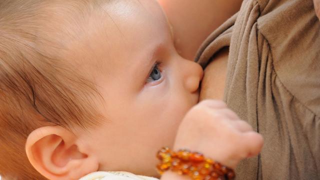 Certaines femmes choisissent de ne plus allaiter leur enfant et assument. [Fotolia - Ludovic Pracros]