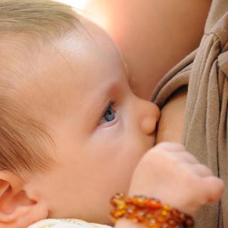 Certaines femmes choisissent de ne plus allaiter leur enfant et assument. [Fotolia - Ludovic Pracros]