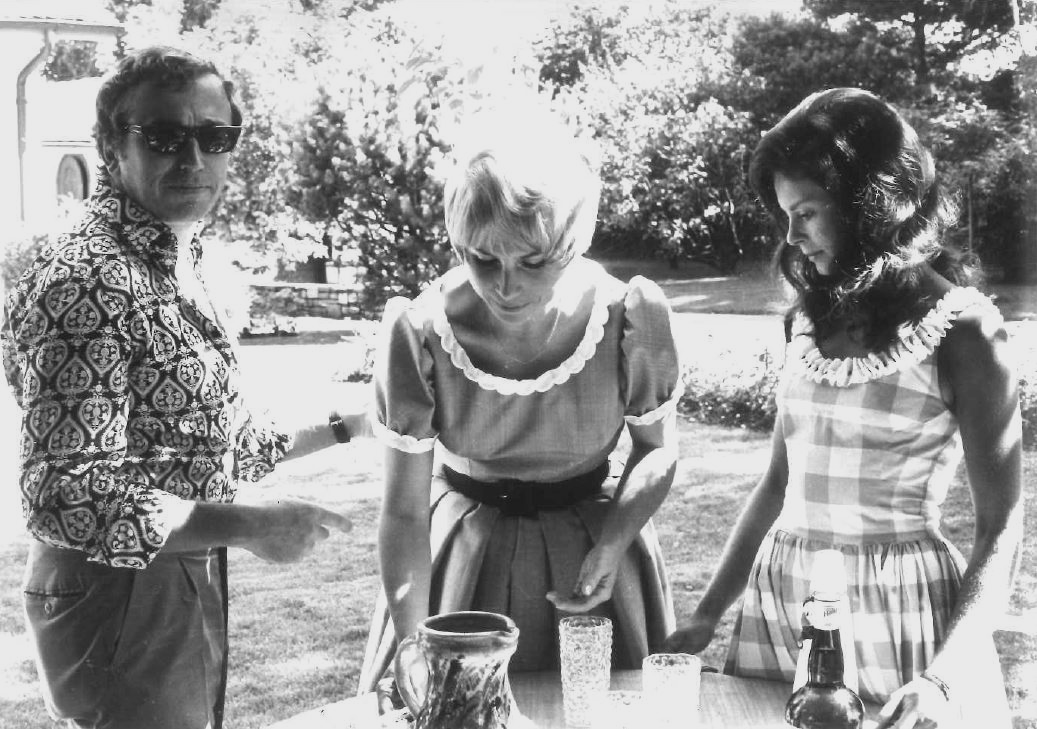 Le réalisateur Jean-Jacques Lagrange, en compagnie des actrices Corinne Coderey et Nita Klein sur le tournage du téléfilm Le fusil de chasse, 1970.