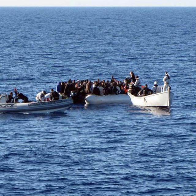 Une embarcation de migrants en Méditerranée (image d'illustration). [EPA/Keystone - Marina Militare]