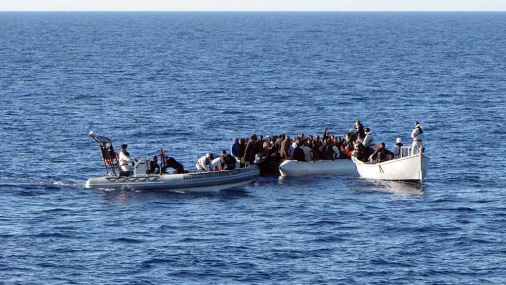 Une embarcation de migrants en Méditerranée (image d'illustration). [EPA/Keystone - Marina Militare]