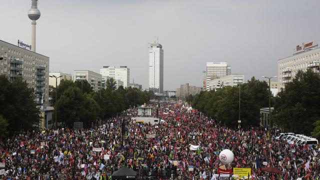 Des milliers de personnes dans les rues de Berlin en début d'après-midi. [Keystone - AP Photo/Markus Schreiber]