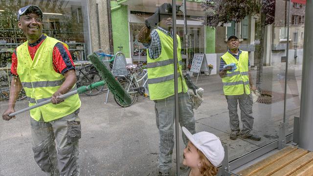 Un groupe du Team Sauber, programme municipal d’intégration qui assure la propreté  dans les transports bernois. [berngegenrassismus.ch]