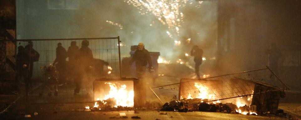 Barricade en feu dressée samedi soir sur la route près de la Reitschule de Berne. [Keystone]