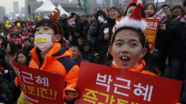 Des enfants sud-coréens portant des costumes de Noël à la manifestation anti-Park à Séoul. [KEYSTONE - JEON HEON-KYUN]