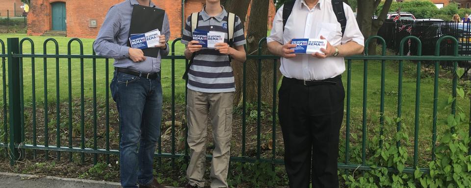 Dom (26 ans), Alex (17) et David (64). Tous de bords politiques différents mais unis contre le Brexit. [Twitter/RTSinfo - Nicolae Schiau]