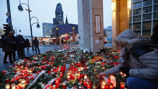 Des passants allument des bougies à proximité du lieu de l'attentat. [Fabrizio Bensch]