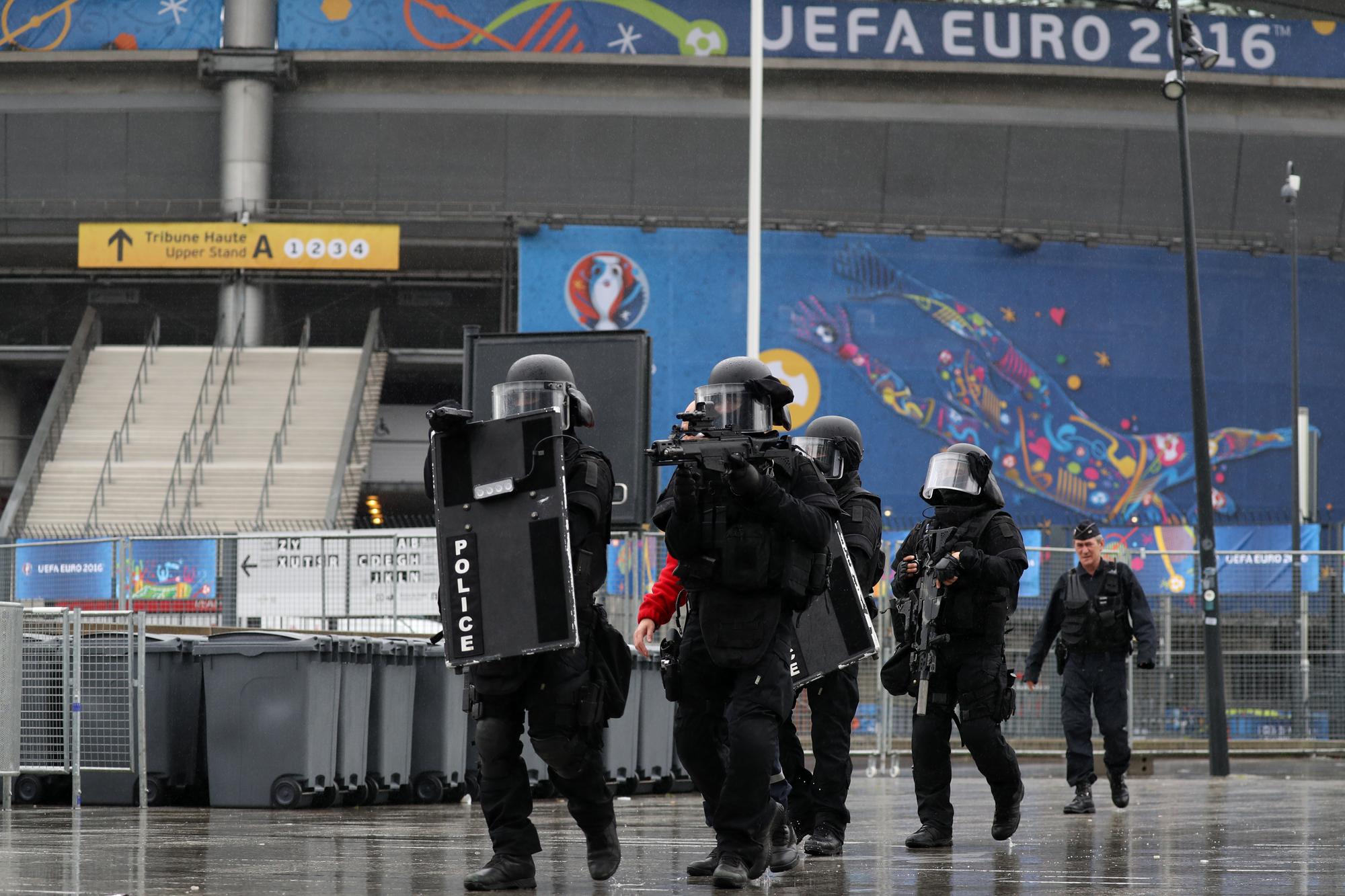 Des membres du RAID participent à une simulation d'attaque au Stade de France le 25 mai. [AFP - Kenzo Tribouillard]