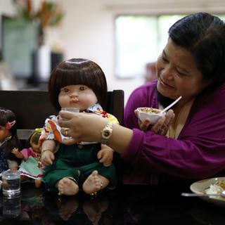 Une Thaïlandaise auprès des ses poupées magiques. [EPA/Keystone - Rungroj Yongrit]
