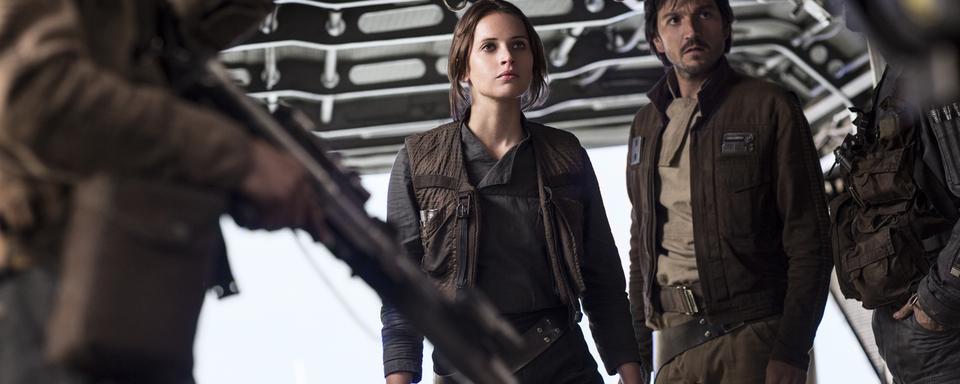 Une image du film Rogue One avec Felicity Jones et Diego Luna. [Jonathan Olley/Lucasfilm Ltd. via AP]