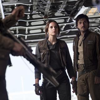Une image du film Rogue One avec Felicity Jones et Diego Luna. [Jonathan Olley/Lucasfilm Ltd. via AP]