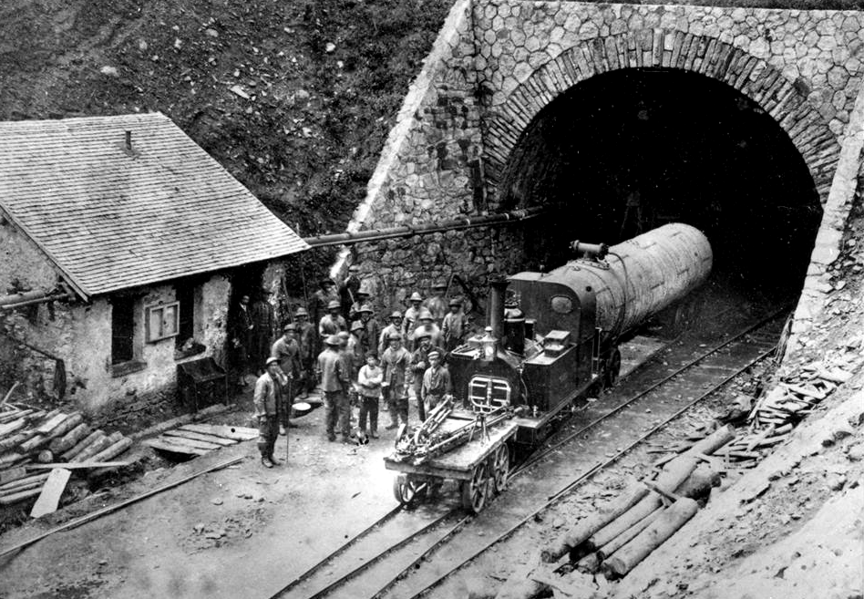Ouvriers devant l'entrée du premier tunnel ferroviaire du Gothard. [Fonds CFF Historic]