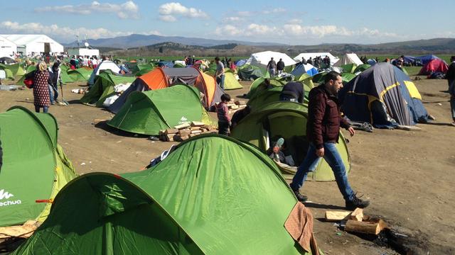 Les migrants sont nombreux dans le camp grec d'Idomeni alors que la frontière macédonienne reste fermée. [Yves Magat]