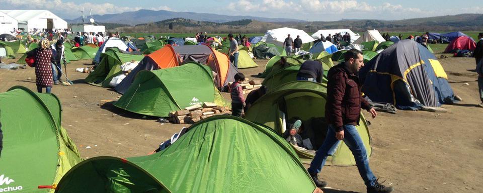 Les migrants sont nombreux dans le camp grec d'Idomeni alors que la frontière macédonienne reste fermée. [Yves Magat]