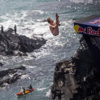 Une compétition de plongeon sponsorisé par Red Bull. [Red Bull / AFP - Romina Amato]