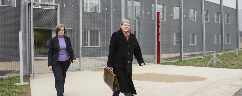 Sylvia Bula, cheffe du Service pénitentiaire vaudois, et la conseillère d'Etat Béatrice Métraux après une conférence de presse tenue dans la prison de Palézieux (VD).