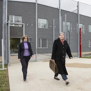 Sylvia Bula, cheffe du Service pénitentiaire vaudois, et la conseillère d'Etat Béatrice Métraux après une conférence de presse tenue dans la prison de Palézieux (VD).