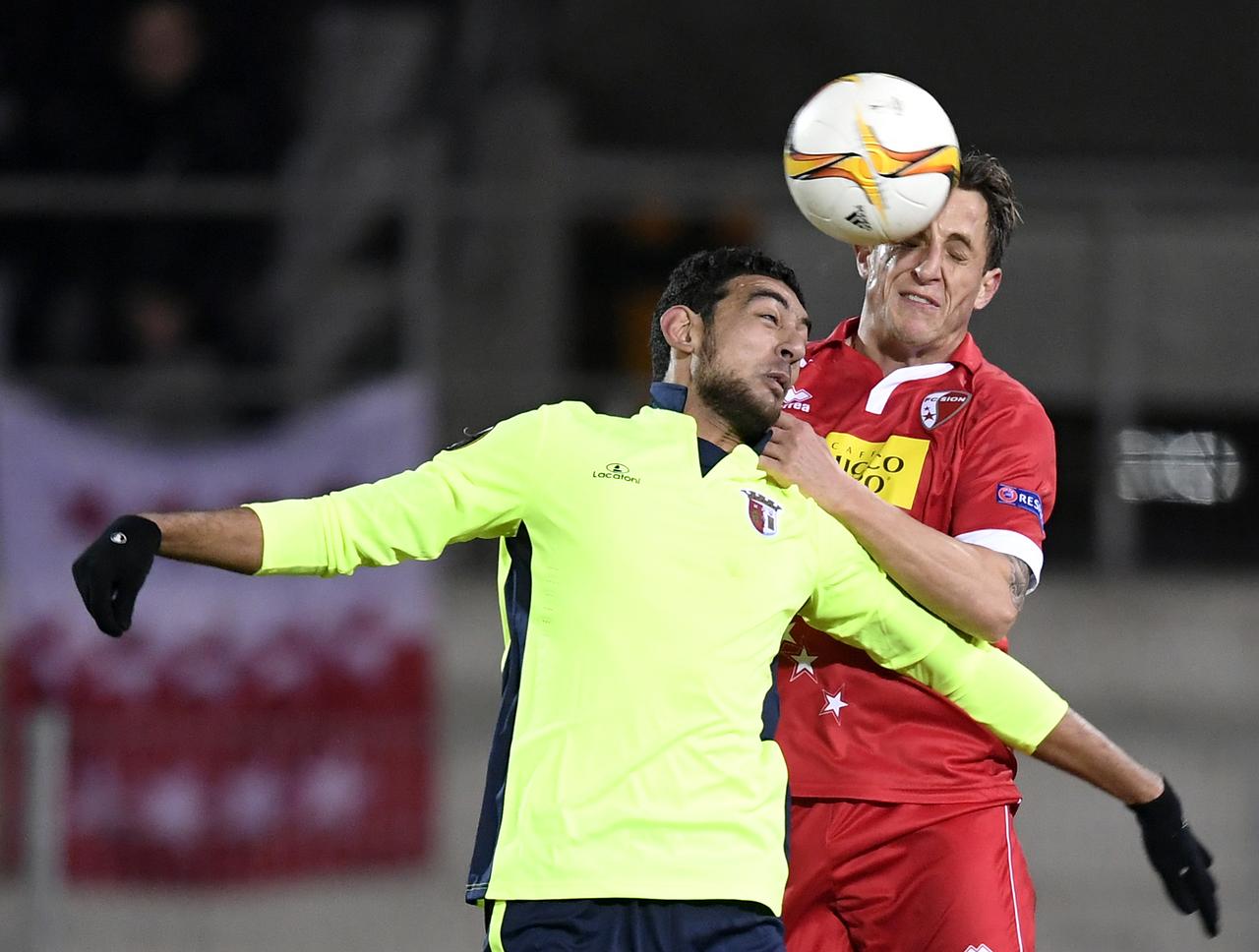 Loin d'avoir ménagé ses efforts, Ziegler (ici face à Ahmed Hassan) n'a toutefois pas été à son avantage sur le premier but. [Fabrice Coffrini]