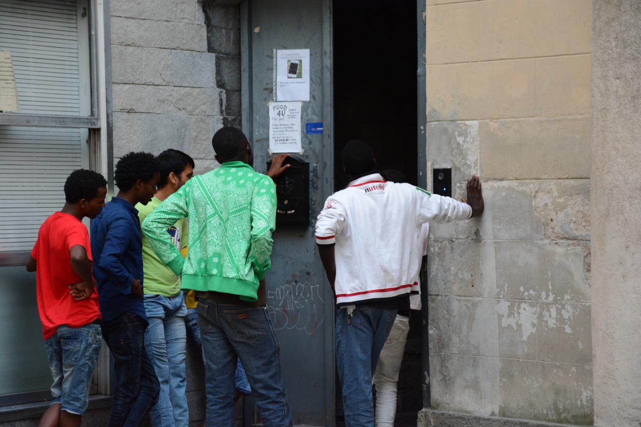 La petite entrée de la salle paroissiale où sont organisés les repas du soir. [Valentin Tombez]