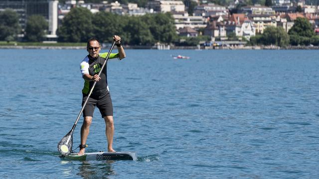 Bruno Verdi sur son paddle. [Keystone - Jean-Christophe Bott]