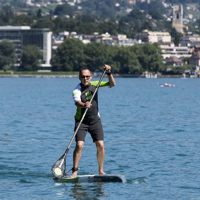 Bruno Verdi sur son paddle. [Keystone - Jean-Christophe Bott]