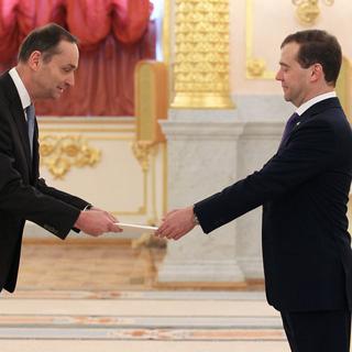 L'ambassadeur de Suisse en Russie Pierre Helg (gauche). [EPA/Keystone - Ekaterina Shtukina]