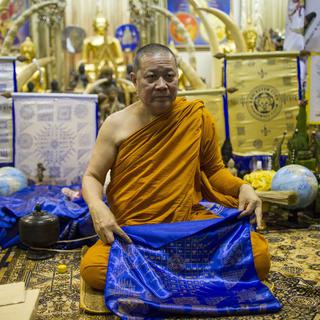 Un des moines bouddhistes qui a prié pour la victoire de Leicester et béni les joueurs et le stade. [Keystone - Rungroj Yongrit - EPA]