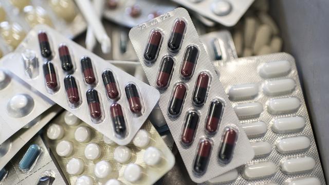 Les médicaments ont représenté 6 milliards de francs à la charge de l'assurance de base l'an dernier. [Keystone - Christian Beutler]