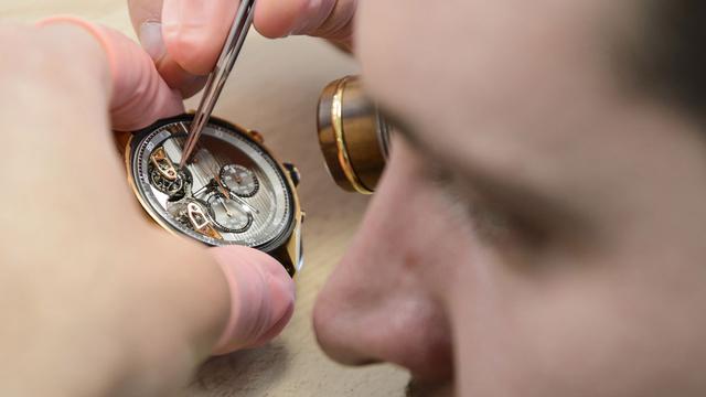 Confection d'une montre dans un atelier de La Chaux-de-Fonds. [Keystone - Jean-Christophe Bott]