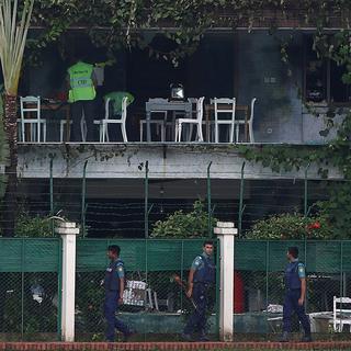 Les forces de police inspectent le café attaqué par les assaillants à Dacca. [Reuters - Adnan Abidi]