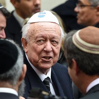 Le maire de Marseille Jean-Claude Gaudin s'entretient avec des membres de la communauté juive après l'agression d'un enseignant juif. Marseille le 14 janvier 2016. [Anne-Christine Poujoulat]